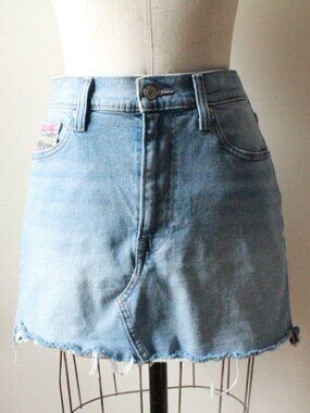 levi’s light wash denim mini skirt frayed hem patterned pocket size 28